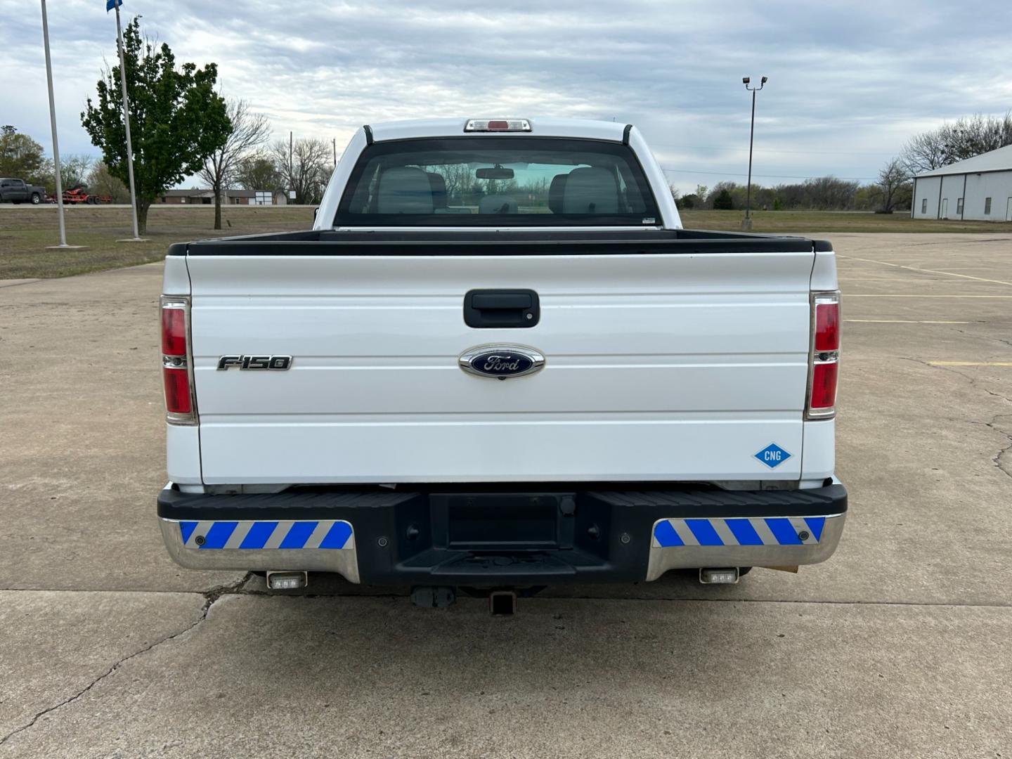 2014 White /Gray Ford F-150 XL SuperCab 6.5-ft. Bed 2WD (1FTEX1CM3EK) with an 3.7L V6 DOHC 24V engine, 6-Speed Automatic transmission, located at 17760 Hwy 62, Morris, OK, 74445, (918) 733-4887, 35.609104, -95.877060 - Photo#5